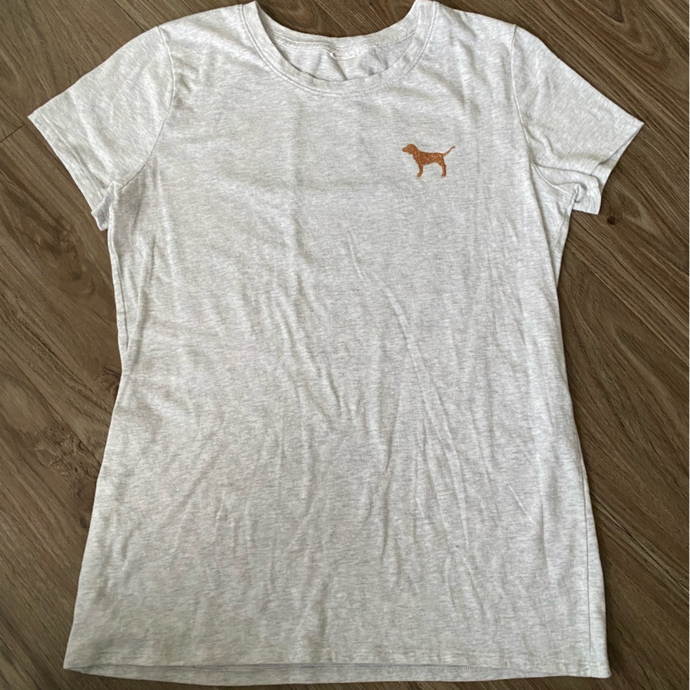 💸$7 bundled- 3 for$21 SALE💸 
VS Pink M T-shirt Cream w/ Gold Logo